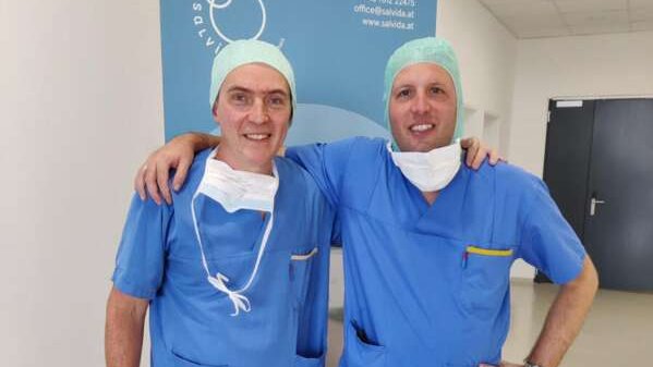 Dr. Peter Klima und Dozent Dr. Dominic Mühlberger nach der gelungenen Operation (Foto: Salvida) Dr. Peter Klima und Dozent Dr. Dominic Mühlberger nach der gelungenen Operation (Foto: Salvida)